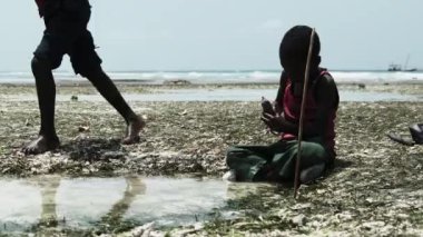Okyanusun Sığ Suyunda Yerel Afrikalı Çocuk Düşük Gelgitte Deniz Balıklarıyla Oynuyor