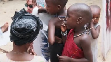 Yerel Afrikalı Aç Çocuk İnsanlar, Zanzibar, Afrika arasında Sokaklarda Gazete Yiyor