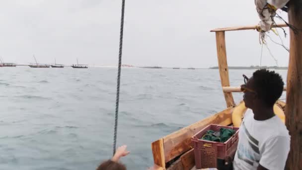 Passeio de Barco para Turistas para o Paraíso Desaparecendo Ilha, Zanzibar — Vídeo de Stock