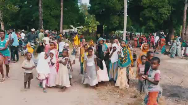 Une foule d'enfants locaux curieux sur le mariage africain dans un village local, Zanzibar — Video