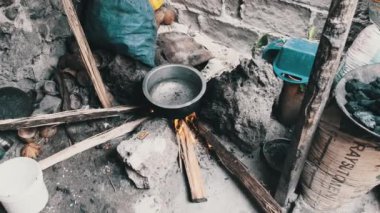 Afrika 'nın Zanzibar kentindeki Açık Hava Gecekondularından Ev İçinde Yerel Afrika Mutfağı