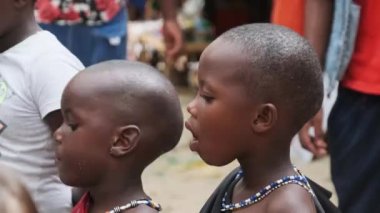 Yerel Aç Afrikalı Küçük Çocuklar İnsanlar Arasında Sokakta Yürüyor, Zanzibar