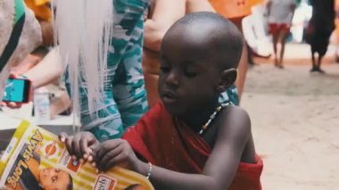 Yerel Afrikalı Aç Çocuk İnsanlar, Zanzibar, Afrika arasında Sokaklarda Gazete Yiyor