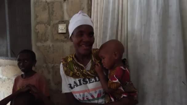 아프리카 의가난 한 가정의 삶, 잔지바르의한 마을에 있는 빈민가 집 내부 — 비디오