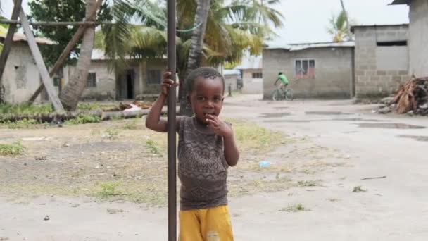 Portret miejscowych dzieci afrykańskich w biednej wiosce niedaleko slumsów, Zanzibar, Afryka — Wideo stockowe