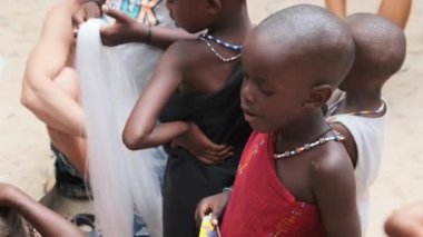 Yerel Aç Afrikalı Küçük Çocuklar İnsanlar Arasında Sokakta Yürüyor, Zanzibar