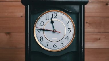 Klasik Saat Oku Saat 12 ya da AM, Tam Dönüşlü Zaman Elleri, Zaman Çizelgesi