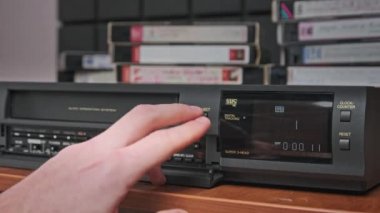 VHS Teyp Kasetini VCR Oynatıcıdan Çıkart