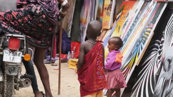 굶주린 아프리카 어린이들, 잔지바르 사람들의 관광 거리를 따라 걷다 — 비디오