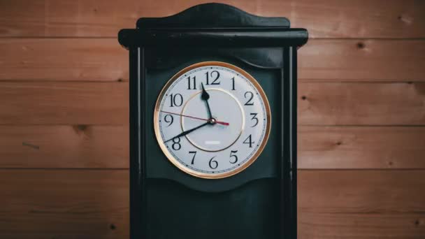 Timelapse del reloj Vintage con giro completo de las manos del tiempo a las 12 PM o AM — Vídeos de Stock