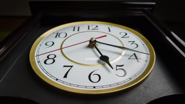 Timelapse di Full Turn of Time Mani a 5 PM o AM su orologio d'epoca — Video Stock