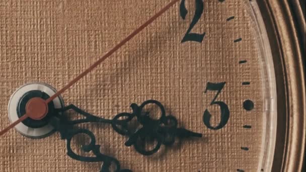 Reloj de pared vintage con movimiento de segunda mano, primer plano — Vídeos de Stock