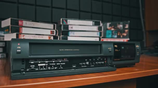 VCRプレーヤーからのEject VHSテープカセット — ストック動画