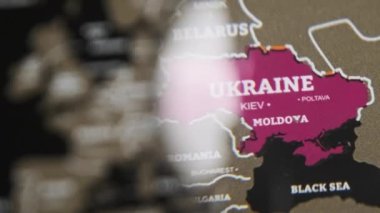 Loupe Büyüteci Altında Dünya Haritasında Ukrayna, Dünya çapında Savaşa Dikkat