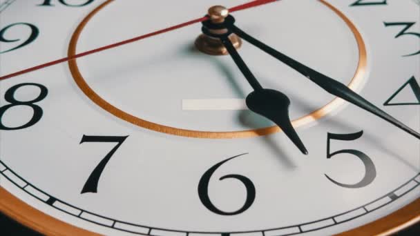 Vintage Clock Arrow Rotera vid 5 till 6 PM eller AM, Full Turn of Time Hands, Timelapse — Stockvideo