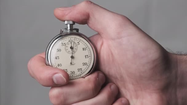 Cronómetro en mano masculina cuenta atrás segundos — Vídeo de stock