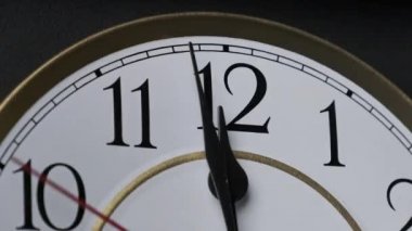 Beyaz Dairesel Çevirmede İkinci El ile Eski Retro Duvar Saati