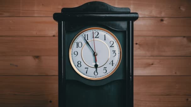 Timelapse της Vintage ρολόι με πλήρη στροφή του χρόνου χέρια στις 6 π.μ. ή PM — Αρχείο Βίντεο