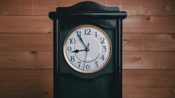 Timelapse del reloj vintage con giro completo de las manos del tiempo a las 9 AM o PM — Vídeos de Stock