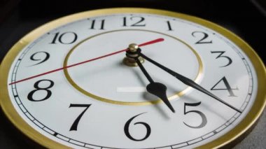 Vintage Clock 'ta Tam Zaman Dönüşü Elleri Saat 17: 00 veya AM