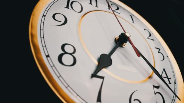 Timelapse de las manos del reloj giratorio en una esfera blanca redonda Vintage — Vídeos de Stock