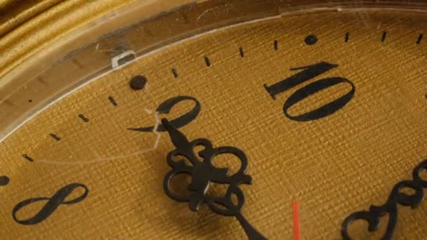 Timelapse de aiguilles d'horloge tournantes sur un vieux cadran rond jaune Vintage — Video