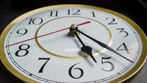 Včas na Full Turn of Time Hands v 17: 00 nebo AM na Vintage Clock — Stock video