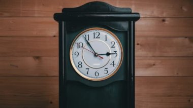 Klasik Saatin Tam Zaman Dönüşü Saat 03: 00 veya 03: 00