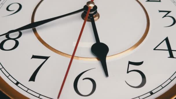 Timelapse de ponteiros do relógio rotativo em um mostrador branco redondo Vintage — Vídeo de Stock