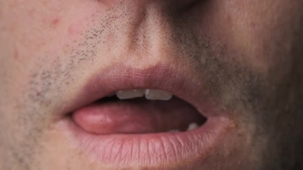 Mann leckt erotisch seine Lippen mit seiner Zunge, Nahaufnahme — Stockvideo