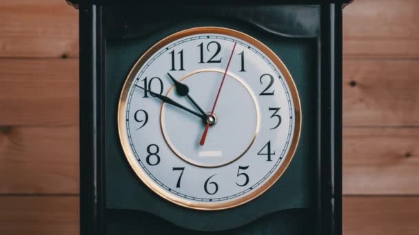 Vintage Clock Arrow Rotate at 11 вечора або AM, Full Turn of Time Hands, Timelapse — стокове відео