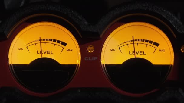 Два аналоговых индикатора уровня звукового сигнала, винтажные VU-метры — стоковое видео