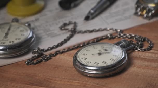 Antique Stopwatch encontra-se na mesa de madeira com documentos antigos e contagem de segundos — Vídeo de Stock