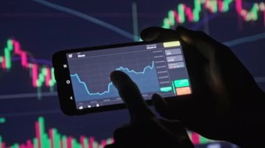Akıllı Telefon Ekranında Yatırımcı Bitcoin Çizelgesini Denetliyor