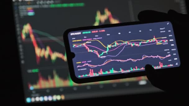 Kryptowährungstabelle im Smartphone — Stockvideo