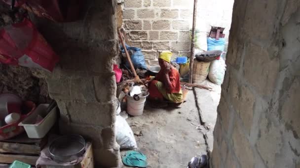 La vie d'une pauvre famille africaine locale, à l'intérieur d'une maison de taudis dans un village, Zanzibar — Video