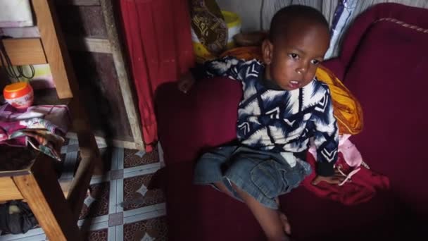 La vida de una familia africana local pobre, dentro de una casa de tugurios en una aldea, Zanzíbar — Vídeos de Stock