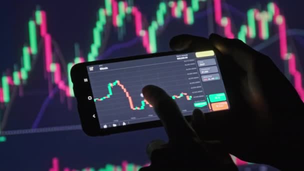 Tela de Smartphone tocando homem, Procurar dados do mercado de câmbio digital — Vídeo de Stock