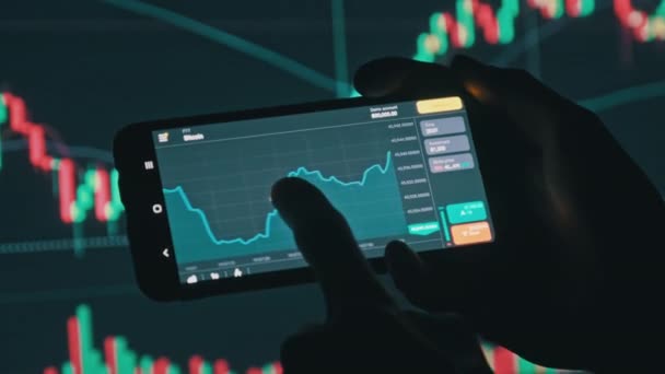 Man aanraken Smartphone Screen, Blader door digitale Exchange Market Data — Stockvideo