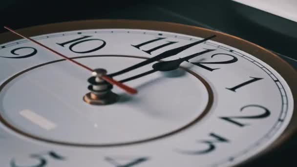 Relógio de parede vintage com segunda mão em movimento no mostrador branco circular — Vídeo de Stock