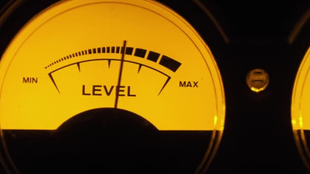 Dois indicadores de seta analógica de nível de sinal de som em estilo estéreo vintage — Vídeo de Stock