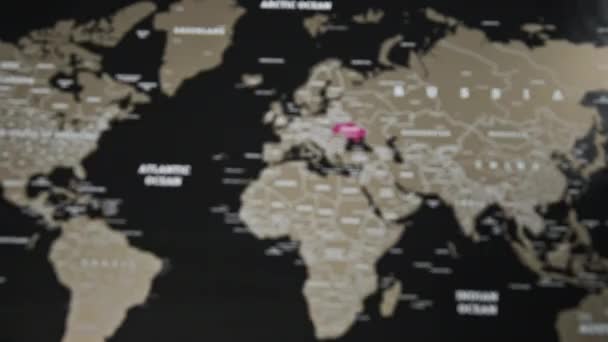 Украина на карте мира под лупой лупы, внимание всего мира к войне — стоковое видео