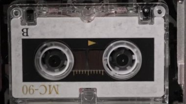 Teypteki kaset çalar ve döndürür.