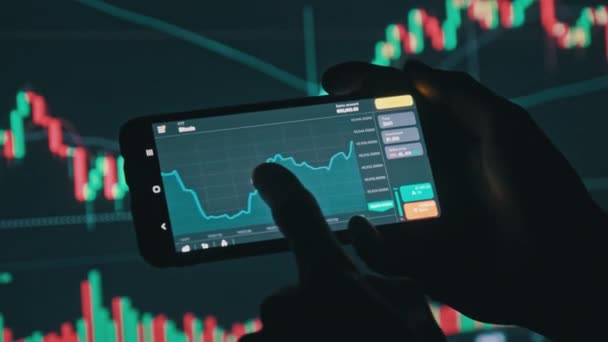 Investor memeriksa Bitcoin Chart pada Layar Smartphone — Stok Video