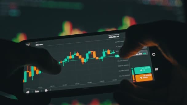 Cryptogeld Grafiek in Smartphone — Stockvideo