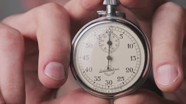 Stopwatch in mannelijke hand telt af seconden — Stockvideo