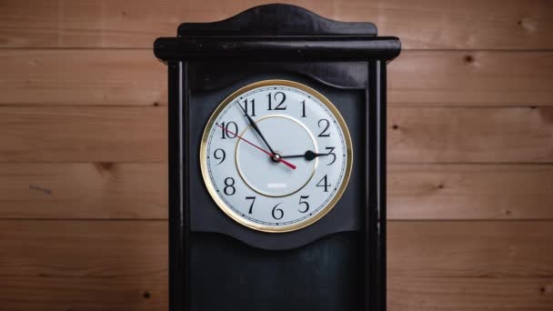 Včasná doba Full Turn of Time Hands ve 3: 00 nebo odpoledne na Vintage Clock — Stock video