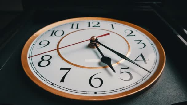 Vintage óra nyíl Forgassa 5-6 PM vagy AM, teljes turn of Time Hands, Timelapse — Stock videók