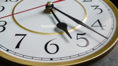 Vintage Clock 'ta Tam Zaman Dönüşü Elleri Saat 17: 00 veya AM