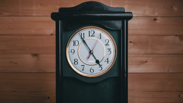 Timelapse της Vintage ρολόι με πλήρη στροφή του χρόνου χέρια στις 5 π.μ. ή PM — Αρχείο Βίντεο